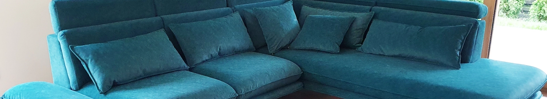 kanapa w turkusowym kolorze
